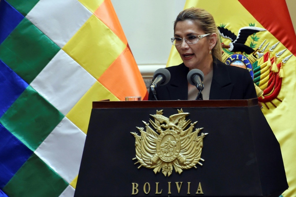 رئيسة بوليفيا المؤقتة آنذاك جانين أنيز تتحدث في يناير 2020 خلال حفل أداء اليمين الدستورية في حكومتها الجديدة في لاباز(ا ف ب)