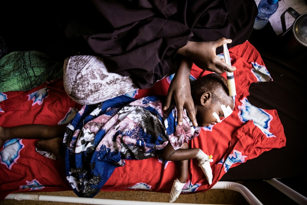افراح محمد تُطعم ابنتها نجاة أحمد محمد التي تعاني من سوء تغذية حادة في مستشفى بنادر في مقديشو في الصومال في 1 حزيران/يونيو 2022 (اف ب)