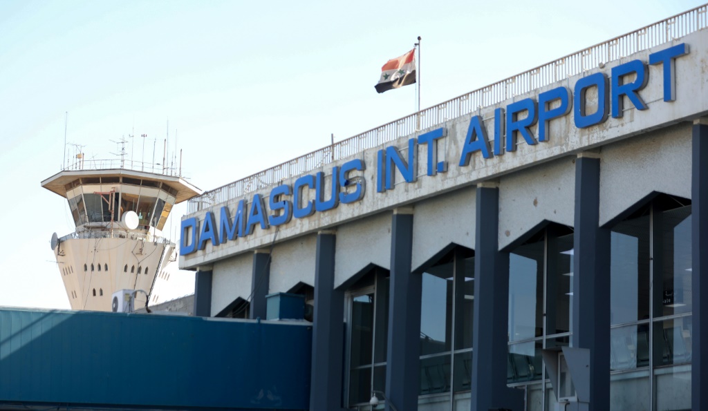 وأغلق مطار دمشق الدولي أمام الرحلات الجوية بعد أن أكدت وزارة النقل تضرر مدرج بعد الضربات الجوية الإسرائيلية (ا ف ب)
