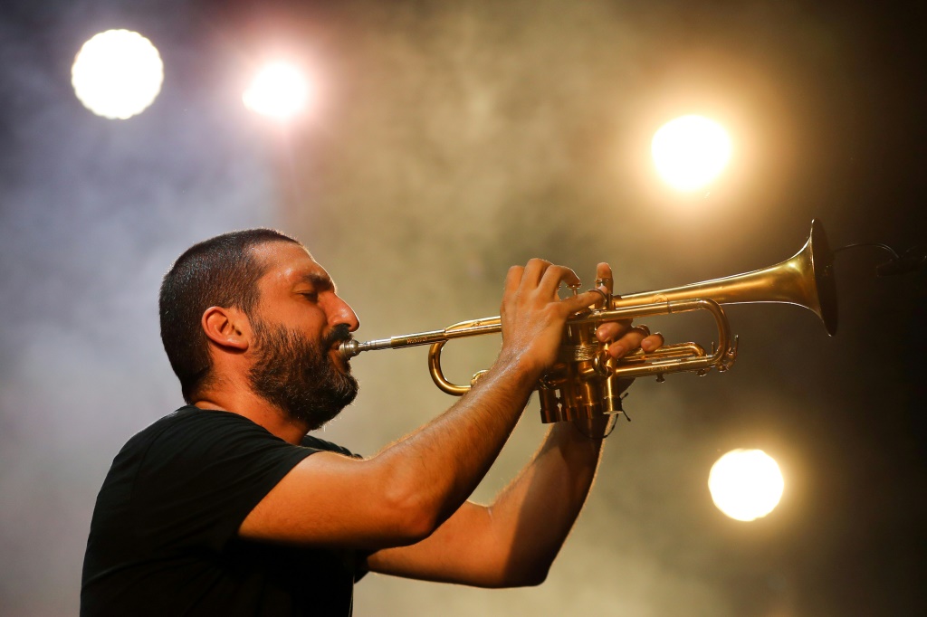 عازف البوق ابراهيم معلوف خلال مهرجان للجاز في نيس في 19 تموز/يوليو 2019 (ا ف ب)