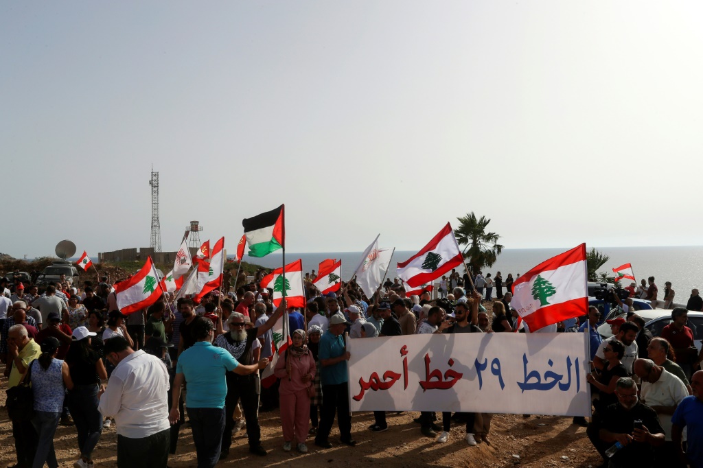    تأتي المظاهرة بالقرب من الحدود اللبنانية مع إسرائيل قبل أيام فقط من وصول المبعوث الأمريكي الذي يتوسط في محادثات الحدود البحرية بين الجارتين المتوقع في بيروت (أ ف ب)