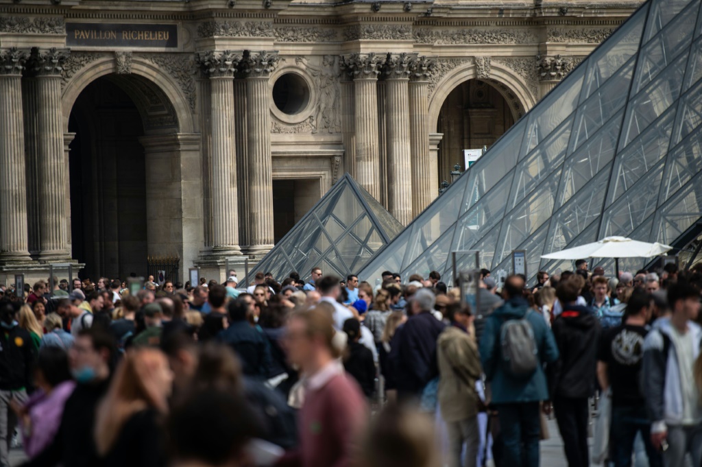 زوار أمام متحف اللوفر في باريس في 29 نيسان/أبريل 2022 (ا ف ب)