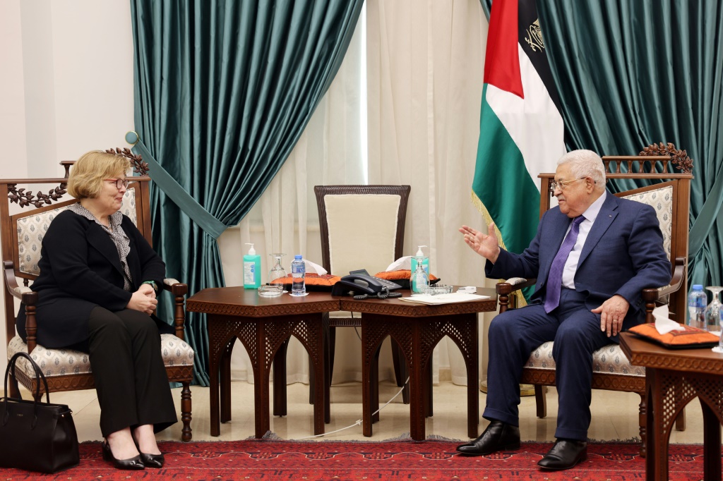 صورة نشرها المكتب الإعلامية للسلطة الفلسطينية في 11 حزيران/يونيو 2022 تظهر الرئيس محمود عباس مع مساعدة وزير الخارجية الأميركي باربرا ليف في مقر الرئاسة في مدينة رام الله بالضفة الغربية المحتلة (ا ف ب)