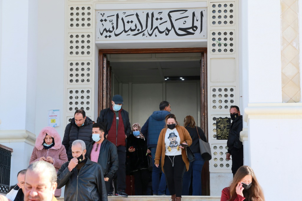 عهد الرئيس التونسي بحماية الحقوق والحريات لكن نقابة الصحفيين ومنظمات حقوقية انتقدت تواتر إحالة صحفيين ومدنيين على القضاء العسكري (ا ف ب)