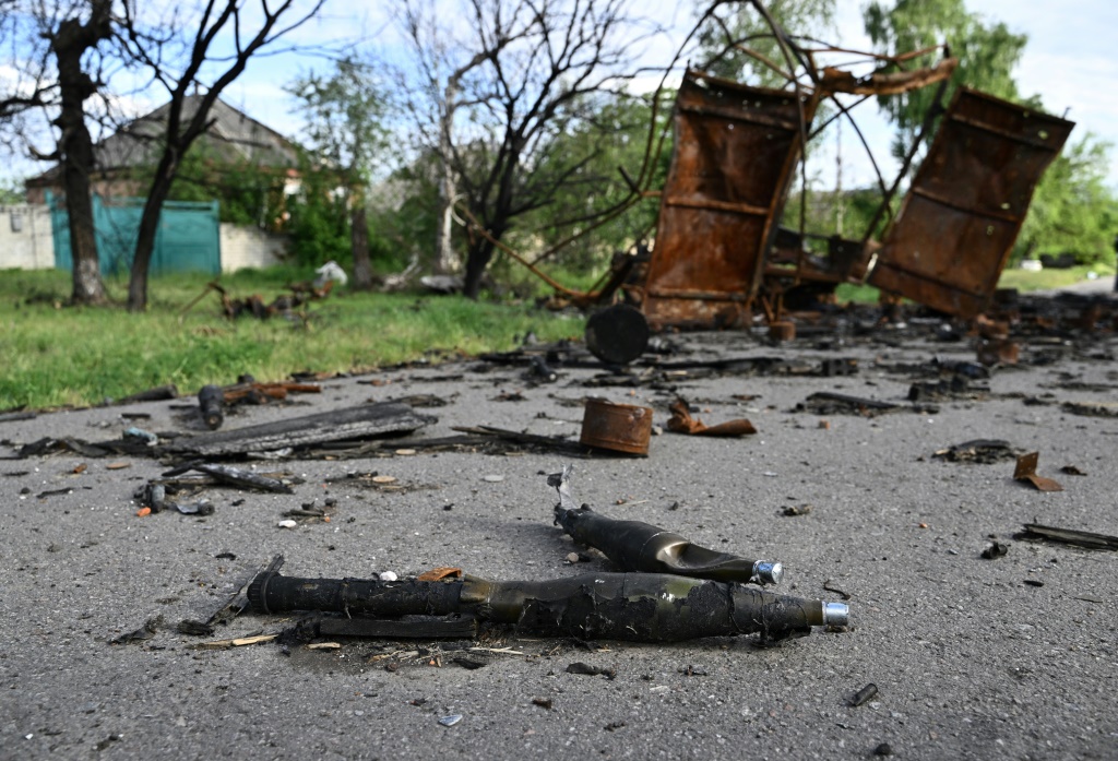 ذخائر متروكة قرب آلية عسكرية مدمرة في محيط قرية روسكا لوزوفا إلى شمال خاركيف في شمال شرق أوكرانيا في 28 ايار/مايو 2022 (ا ف ب)