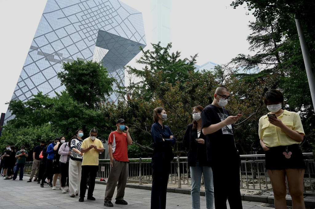 أطلقت بكين اختبارات جماعية في منطقة وسط المدينة الأكثر اكتظاظا بالسكان بعد تفشي سريع الانتشار مرتبط بحانة أدى إلى تشديد قواعد Covid (ا ف ب)