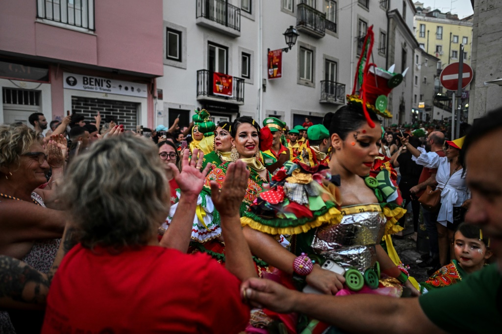 استعراض في أحد شوارع لشبونة احتفالاً بعيد القديس انطونيوس في 12 حزيران/يونيو 2022 (ا ف ب)