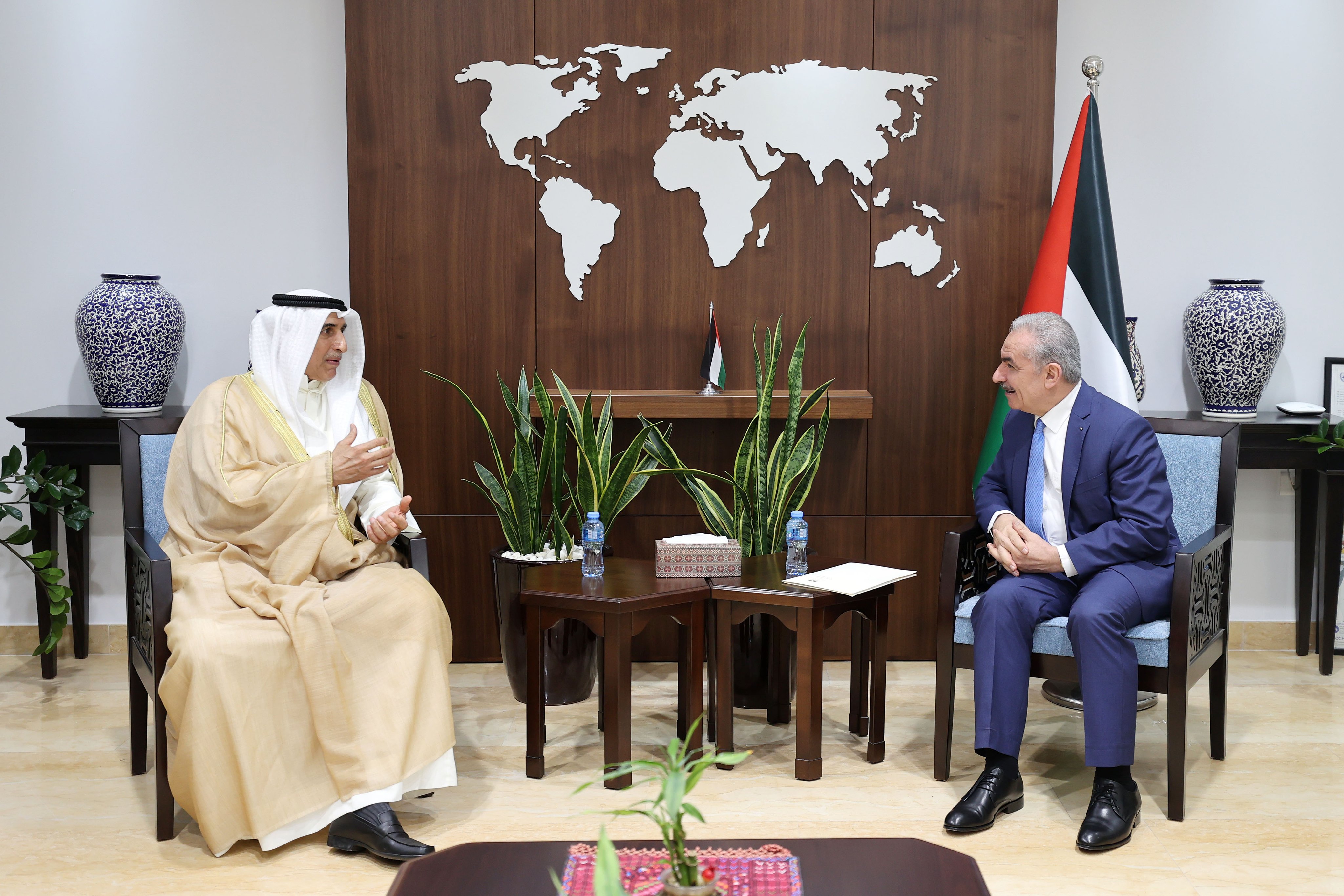رئيس الوزراء الفلسطيني يلتقي رئيس مجلس إدارة الصندوق العربي للإنماء في رام الله (كونا)  &nbsp;