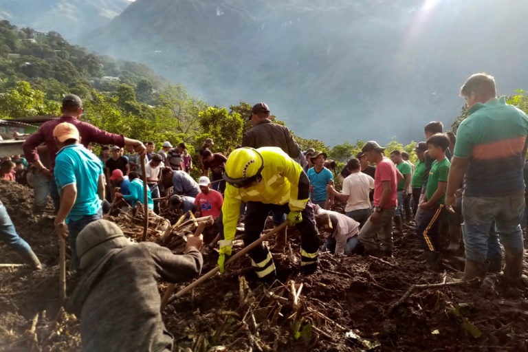 عمليات بحث عن ناجين محتملين إثر انهيار أرضي في قرية آلتا فيراباز في غواتيمالا في 28 أيار/مايو 2022(ا ف ب)