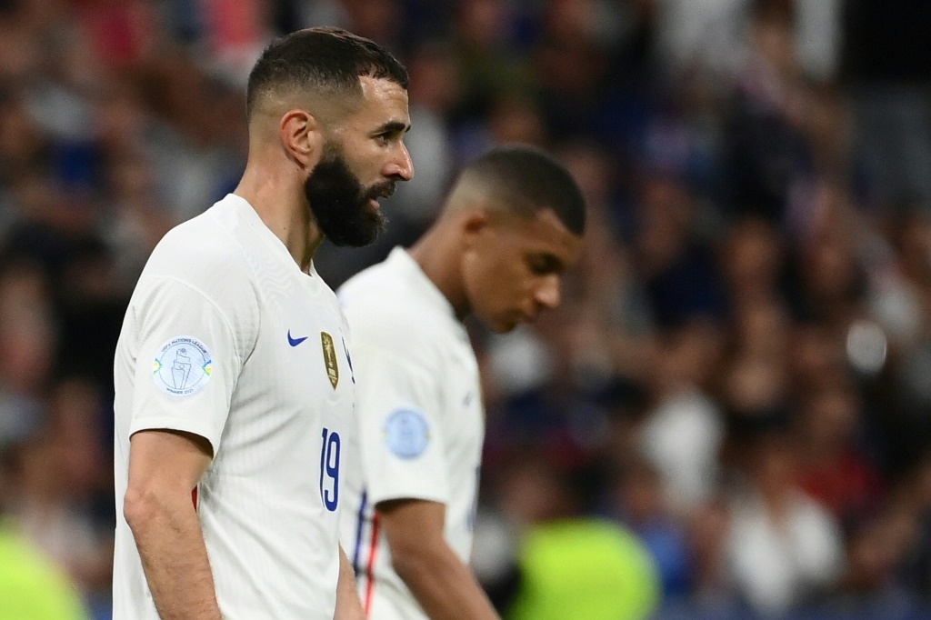 مهاجما فرنسا كريم بنزيمة وكيليان مبابي بعد خسارة منتخب بلادهما أمام كرواتيا صفر-1 وفقدانه للقب في الجولة الرابعة من مسابقة دوري الأمم الأوروبية في سان دوني في 13 حزيران/يونيو 2022 (ا ف ب)