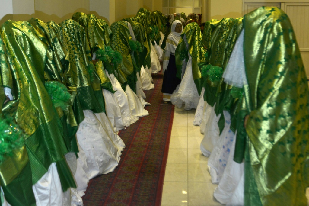 أفغانيات ينتظرن بدء حفل زفاف جماعي يشاركن به في كابول في 13 حزيران/يونيو 2022 ( ا ف ب )