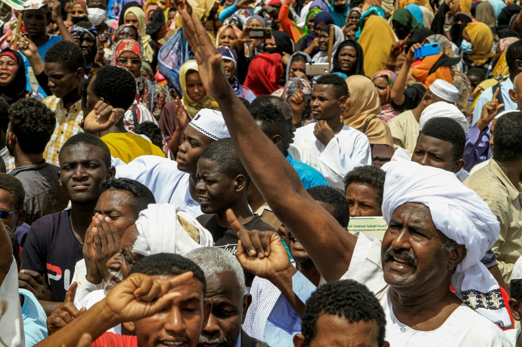 متظاهون أمام مقر بعثة الأمم المتحدة إلى السودان في الخرطوم في الأول من حزيران/يونيو 2022 (أ ف ب)