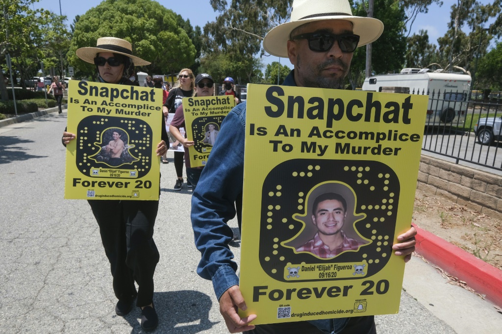 محتجون أمام مقر "سنابتشات" في سانتا مونيكا بولاية كاليفورنيا الأميركية في 13 حزيران/يونيو 2022 (ا ف ب)
