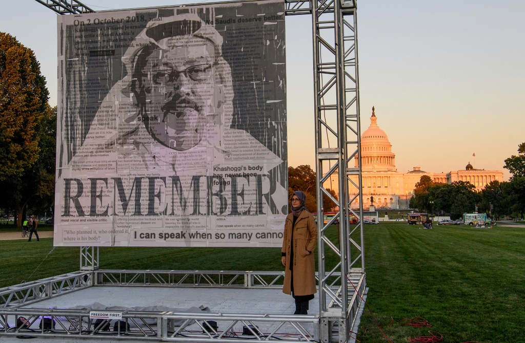 الكاتبة التركية خديجة جنكيز ، خطيبة الصحفي السعودي المقتول والمعارض جمال خاشقجي ، تقف بجانب صورتها في ناشونال مول في واشنطن في ذكرى مقتله في أكتوبر 2021.(أ ف ب)
