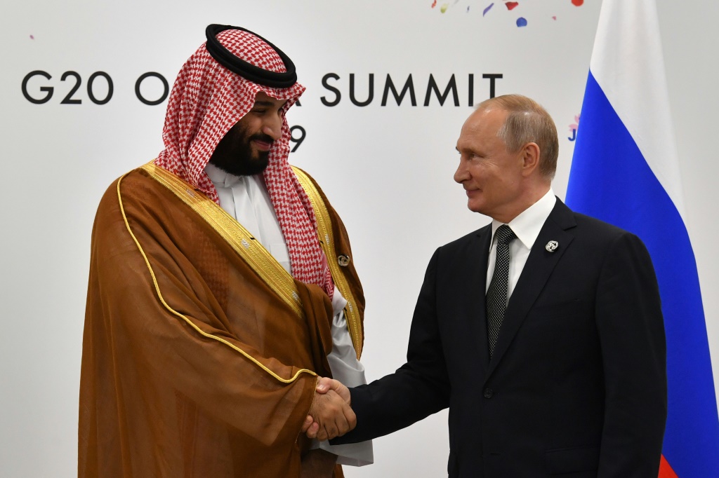 ولي العهد السعودي الأمير محمد بن سلمان يلتقي بالرئيس الروسي فلاديمير بوتين على هامش قمة مجموعة العشرين في أوساكا عام 2019 (أ ف ب)