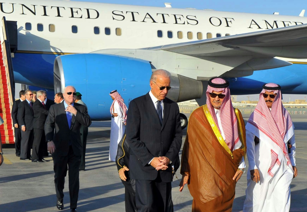 استقبل وزير الخارجية السعودي آنذاك الأمير سعود الفيصل جو بايدن ، نائب الرئيس الأمريكي آنذاك ، لدى وصوله إلى الرياض في أكتوبر 2011 (أ ف ب)