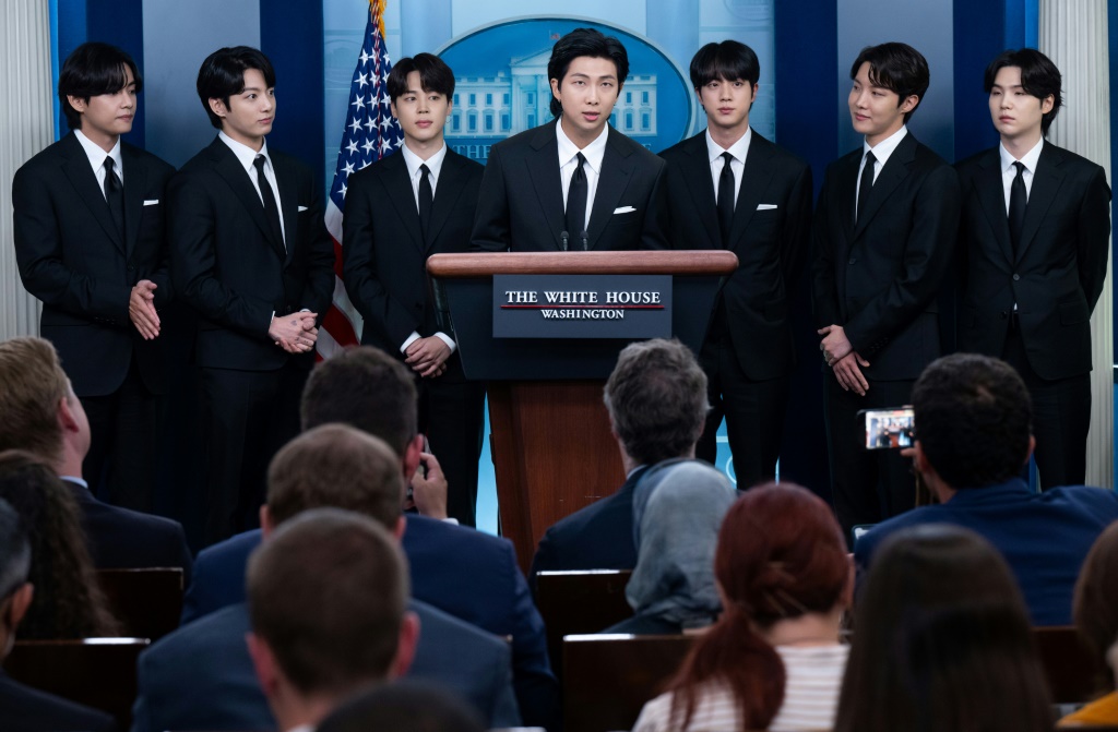 فرقة "بي تي إس" الكورية الجنوبية خلال مشاركتها في المؤتمر الصحافي اليومي في البيت الأبيض الأميركي في 31 أيار/مايو 2022 (ا ف ب)