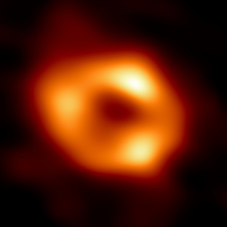 صورة نشرها المرصد الأوروبي الجنوبي في 12 أيار/مايو 2022 تظهر أول صورة للثقب الأسود الهائل 