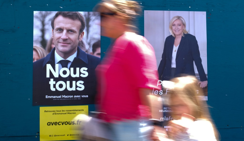 فرنسيون يصطفون للإدلاء بأصواتهم في الدورة الثانية للانتخابات الرئاسية الفرنسية، في مركز اقتراع في بوربانك بولاية كاليفورنيا الأميركية في 23 نيسان/أبريل 2022 (ا ف ب)