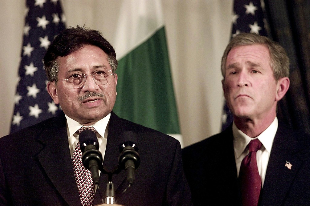    كان الحاكم العسكري الباكستاني السابق برويز مشرف يتمتع بشعبية في الغرب لدعمه حرب الرئيس الأمريكي آنذاك جورج بوش على الجماعات المسلحة في أعقاب هجمات الحادي عشر من سبتمبر (أ ف ب)