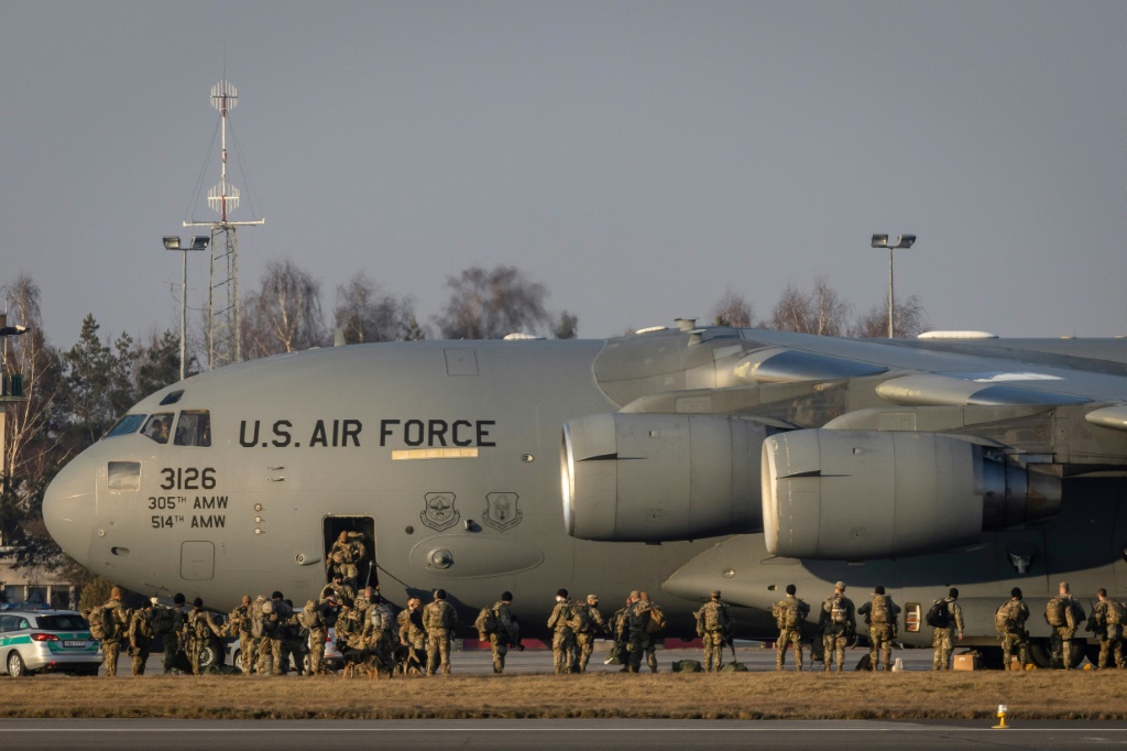 عسكريون أميركيون ينزلون من طائرة نقل عسكرية في مطار جيشوف في جنوب شرق بولندا قرب الحدود مع أوكرانيا بتاريخ 16 شباط/فبراير 2022(ا ف ب)