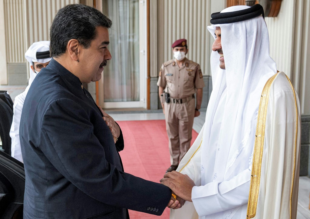 صورة وزعتها وكالة الأنباء القطرية تُظهر أمير دولة قطر الشيخ تميم بن حمد آل ثاني مستقبلًا الرئيس الفنزويلي نيكولاس مادورو في الديوان الأميري في الدوحة في 15 حزيران/يونيو 2022 (ا ف ب)