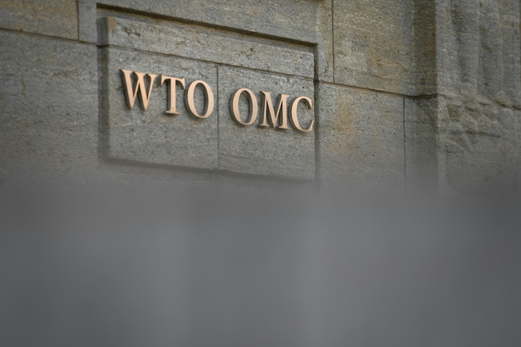 شعار منظمة التجارة العالمية في مدخل مقرها في جنيف بتاريخ 23 تموز/يوليو 2020   (ا ف ب)
