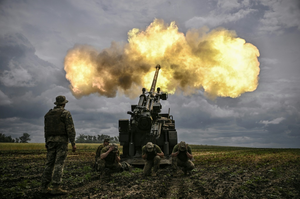    جنود أوكرانيون يطلقون نيران مدفعية فرنسية من عيار 155 ملم من نوع كايزر على مواقع روسية في شرق أوكرانيا في 15 حزيران/يونيو 2022 (اف ب)