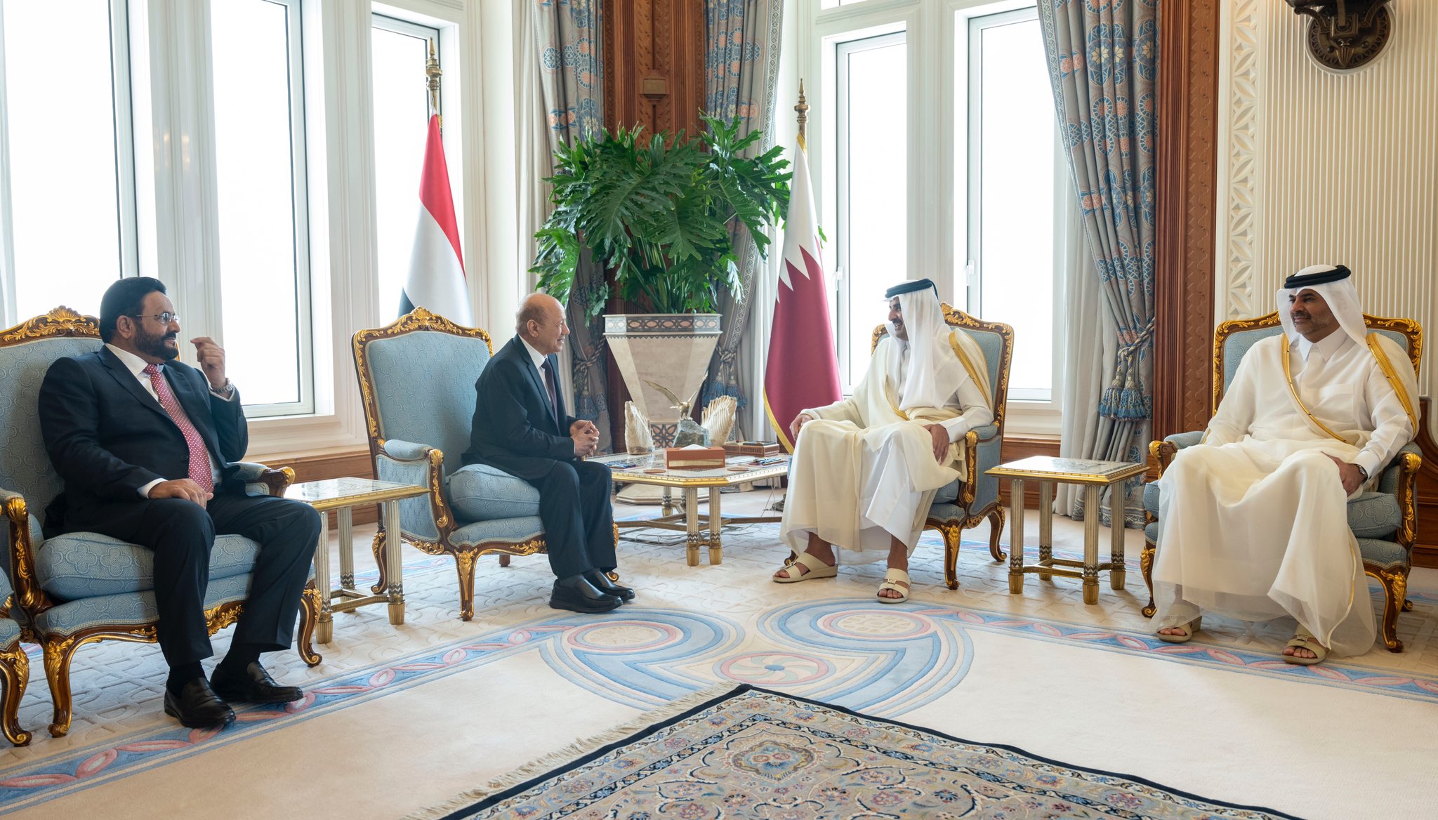 أمير قطر  يستقبل رئيس مجلس القيادة الرئاسي اليمني(قنا)