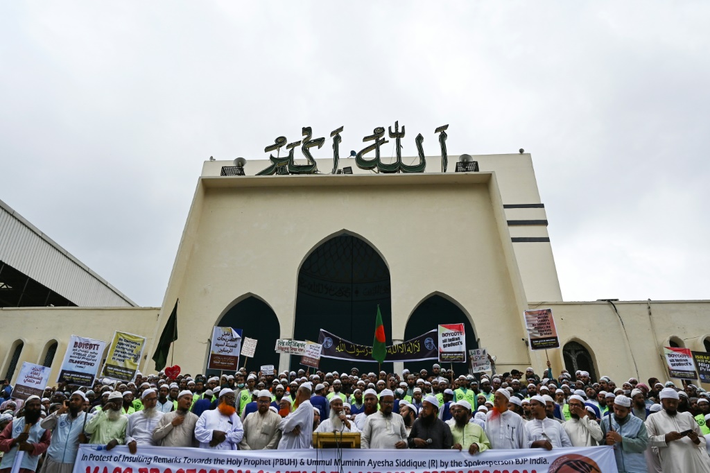 نشطاء وأنصار يتجمعون خارج مسجد بيت المكرم الوطني في العاصمة البنجلاديشية (أ ف ب)