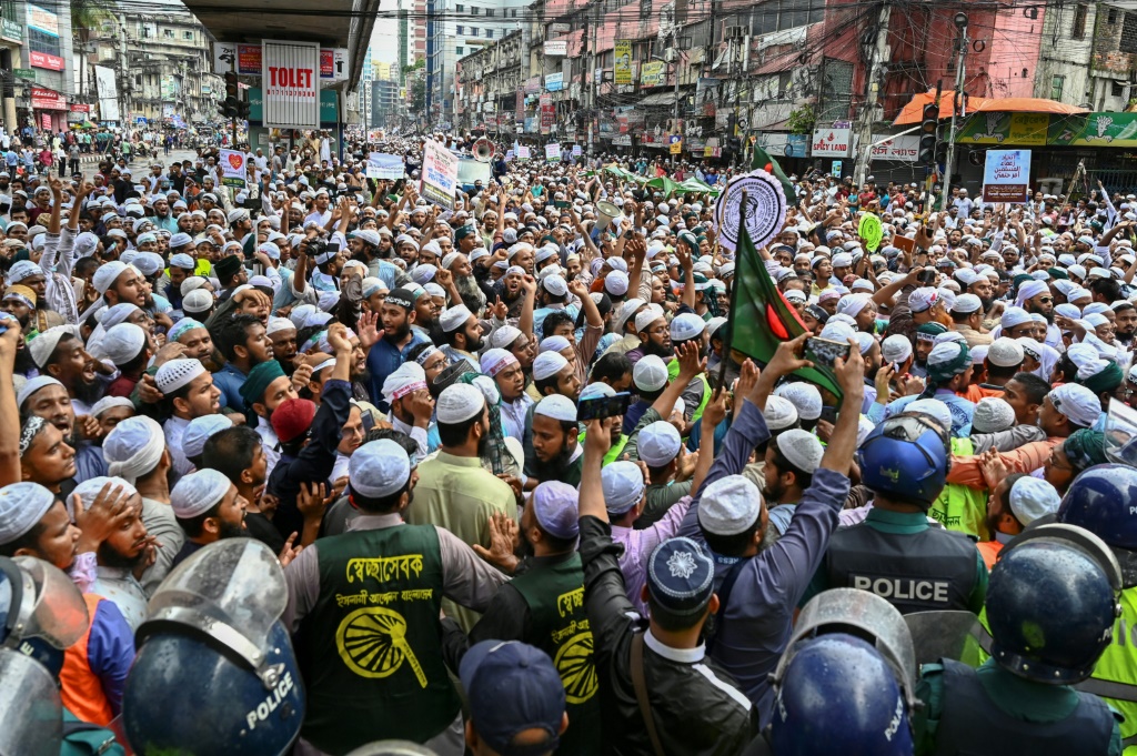   الشرطة تمنع نشطاء وأنصار من التظاهر بالسفارة الهندية في دكا (أ ف ب)