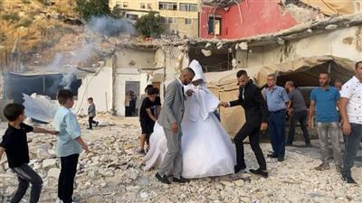 الشابة المقدسية ربيحة الرجبي و عريسها من وسط ركام منزلها الذي هدمته آليات بلدية الاحتلال الاسرائيلي - تواصل اجتماعي