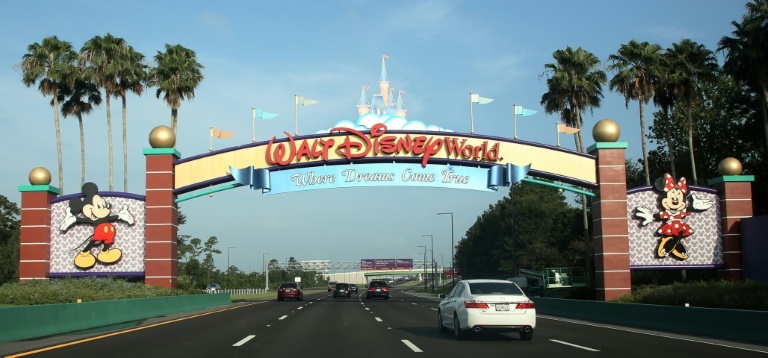 لافتة ترحب بالزائرين في اليوم الأول لإعادة افتتاح مجمع ديزني وورلد الترفيهي في أورلاندو بولاية فلوريدا الأميركية في 11 تموز/يوليو 2020 (ا ف ب)