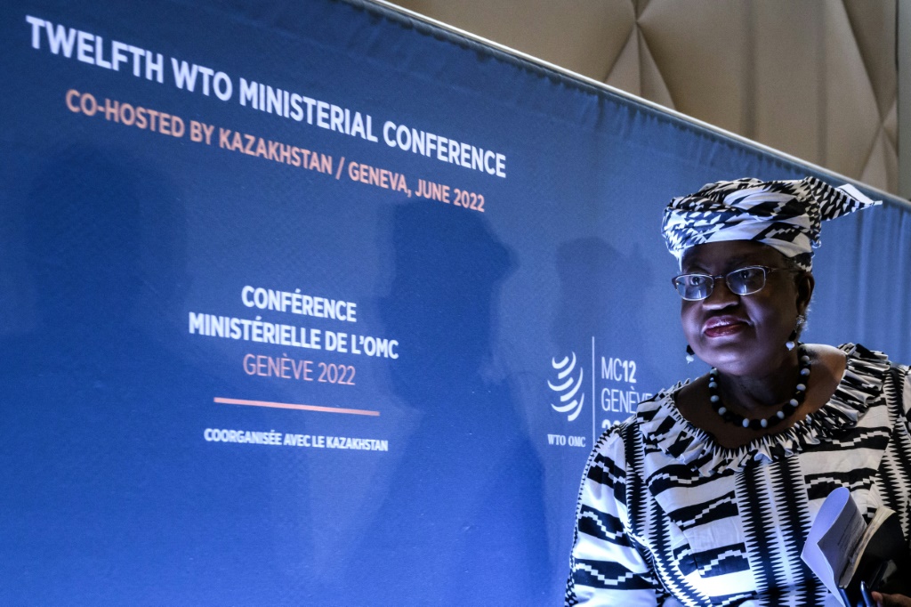 رئيسة منظمة التجارة العالمية نغوزي أوكونجو-إيويلا في المؤتمر الوزاري للمنظمة في جنيف في 12 حزيران/يونيو 2022 (ا ف ب)