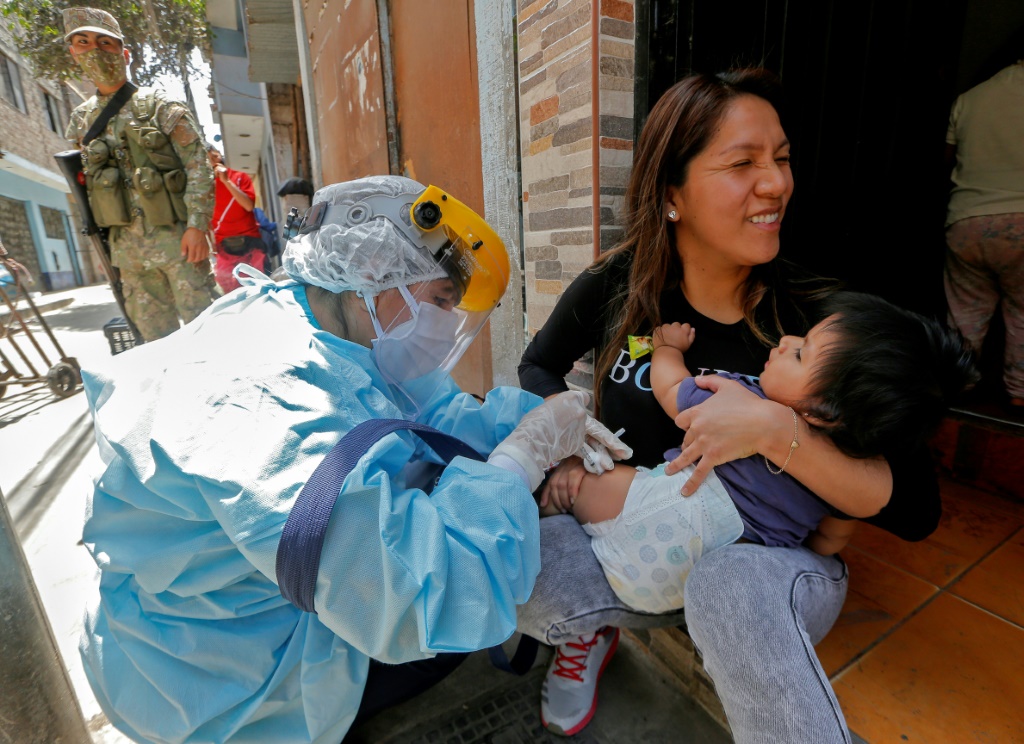 طفل يتلقى اللقاح في أحد المراكز الصحية في ليما بالبيرو في 28 تشرين الأول/أكتوبر 2020 (ا ف ب)   
