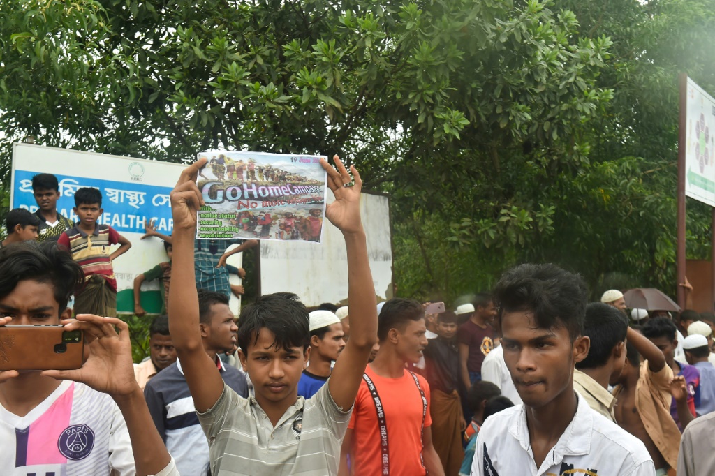يقول قادة مجتمع الروهينجا إنهم يريدون العودة إلى ديارهم في قراهم في ولاية راخين في ميانمار ، وليس إلى المخيمات التي تديرها الدولة (أ ف ب)