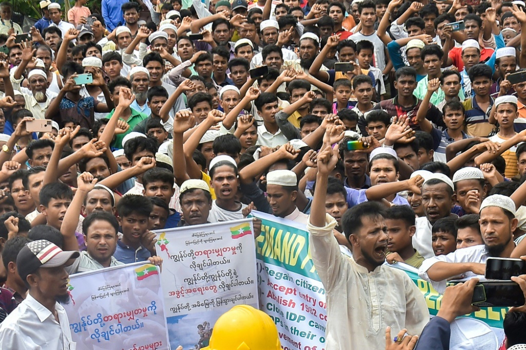 شارك عشرات الآلاف من لاجئي الروهينجا في مسيرات في عشرات المخيمات في جنوب شرق بنغلاديش (ا ف ب)