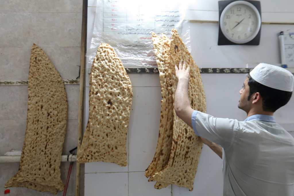 خباز يعد الخبز في العاصمة الإيرانية طهران في 15 حزيران/يونيو 2022 (ا ف ب)