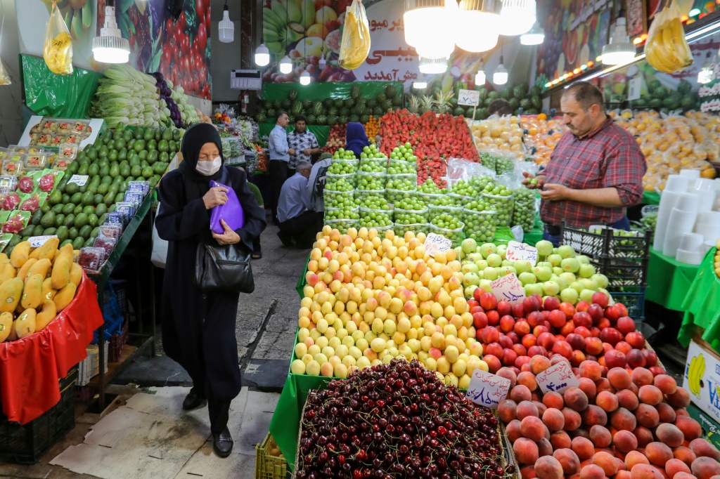 إيرانون يشترون المنتجات الطازجة في سوق تجريش في طهران في 15 حزيران/يونيو 2022 (ا ف ب)