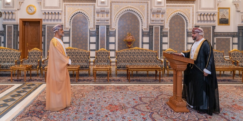 &nbsp;عددٌ من المسؤولون  يؤدّون قسم اليمين(العمانية)
