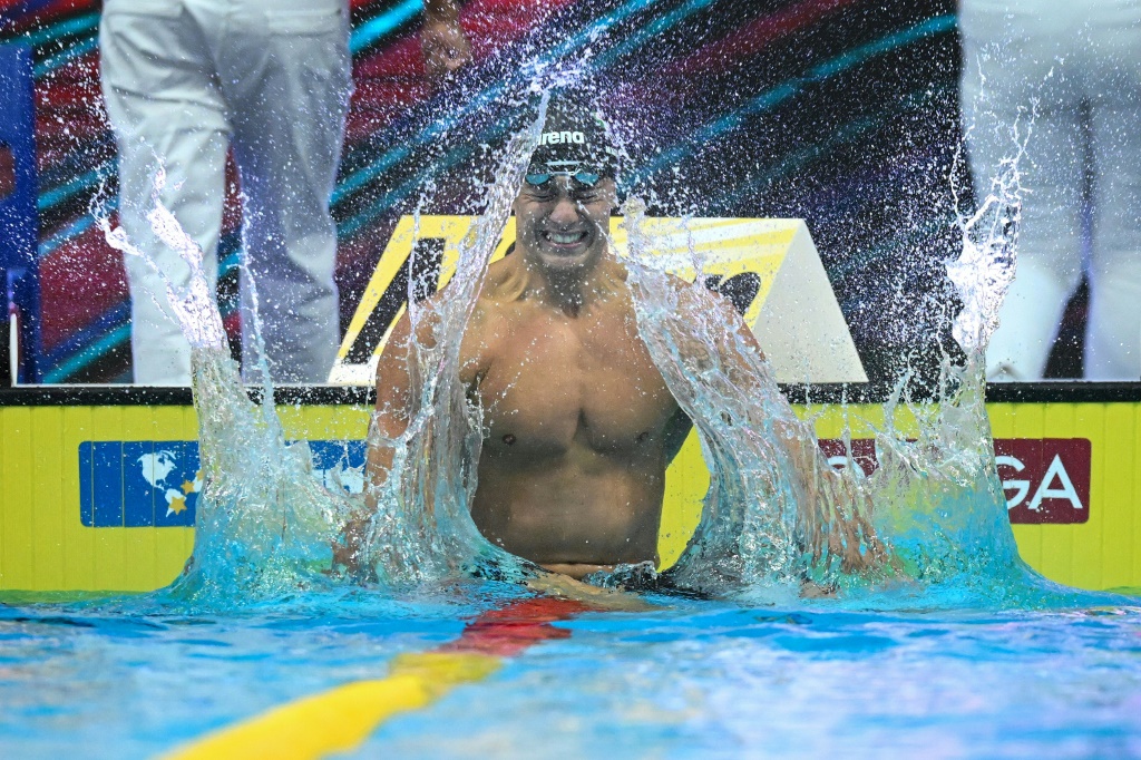 الإيطالي نيكولو مارتيننغي يحتفل بإحرازه ذهبية 100 م صدر في مونديال السباحة في المجر في 19 حزيران/يونيو 2022 (ا ف ب)