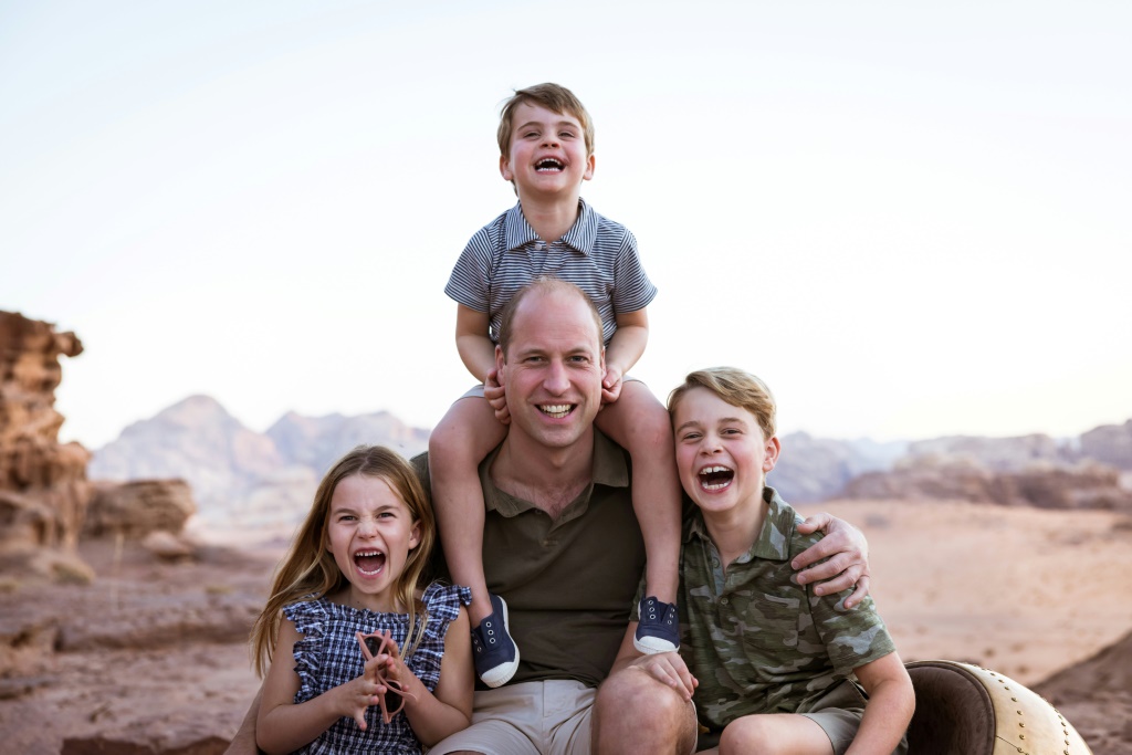 صورة وزعها قصر كنسينغتون في 18 حزيران/يونيو 2022 تظهر الأمير وليام وأطفاله الثلاثة خلال زيارة إلى الأردن ( ا ف ب)