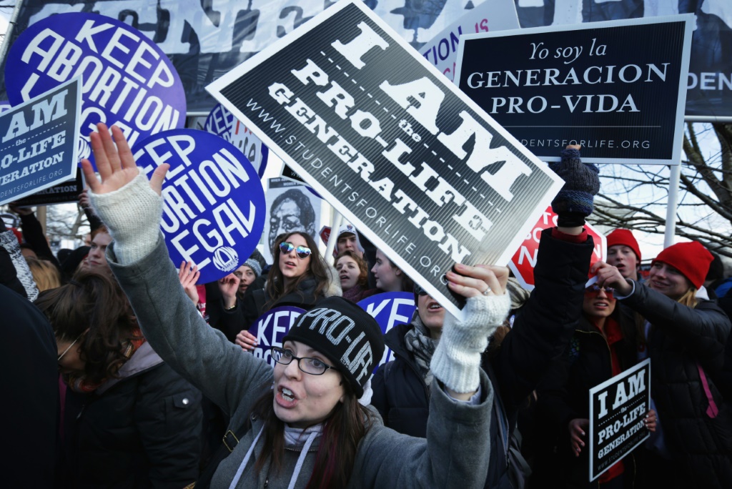 نشطاء مناهضون للإجهاض يحاولون تعطيل مسيرة نظمها مؤيدو الحق في الإجهاض في واشنطن في 22 كانون الثاني/يناير 2019 (ا ف ب)