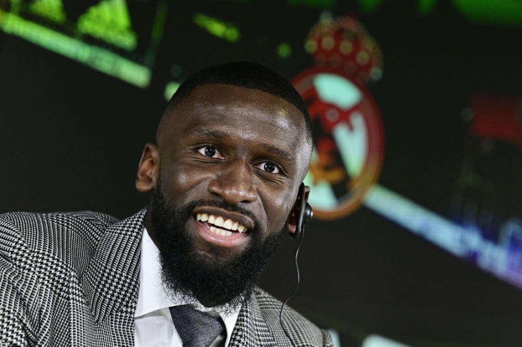 قطب دفاع ريال مدريد الإسباني الدولي الألماني أنتونيو روديغر خلال مؤتمر صحافي لتقديمه لوسائل الإعلام وافدا جديدا لصفوف النادي الملكي في مدريد في 20 حزيران/يونيو 2022. (ا ف ب)