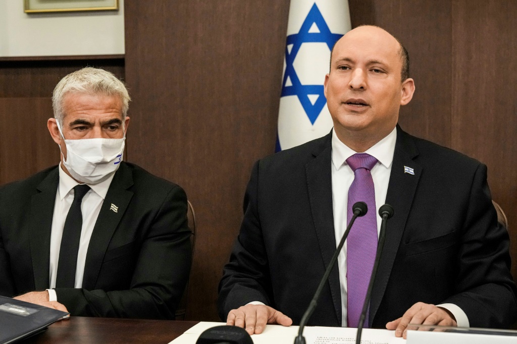   رئيس الوزراء الإسرائيلي نفتالي بينيت (يمين) ووزير الخارجية يائير لابيد. (أ ف ب)