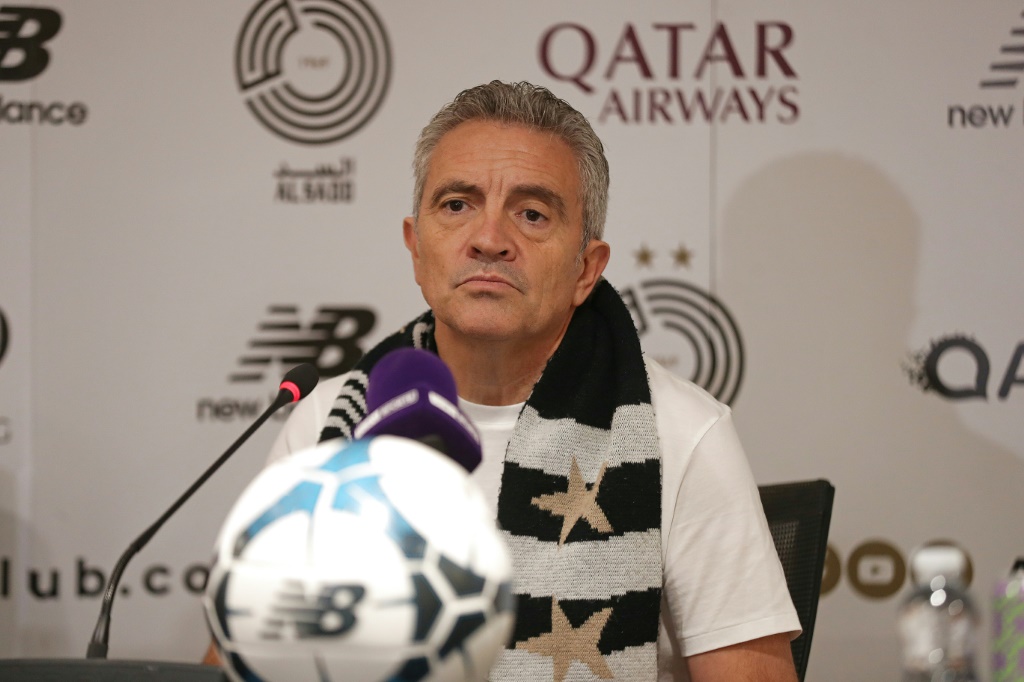 صورة موزعة من نادي السد القطري خلال تقديم مدربه الجديد الإسباني خوان مانويل "خوانما" لِيّو في الدوحة، قطر في 20 حزيران/يونيو 2022 (ا ف ب)