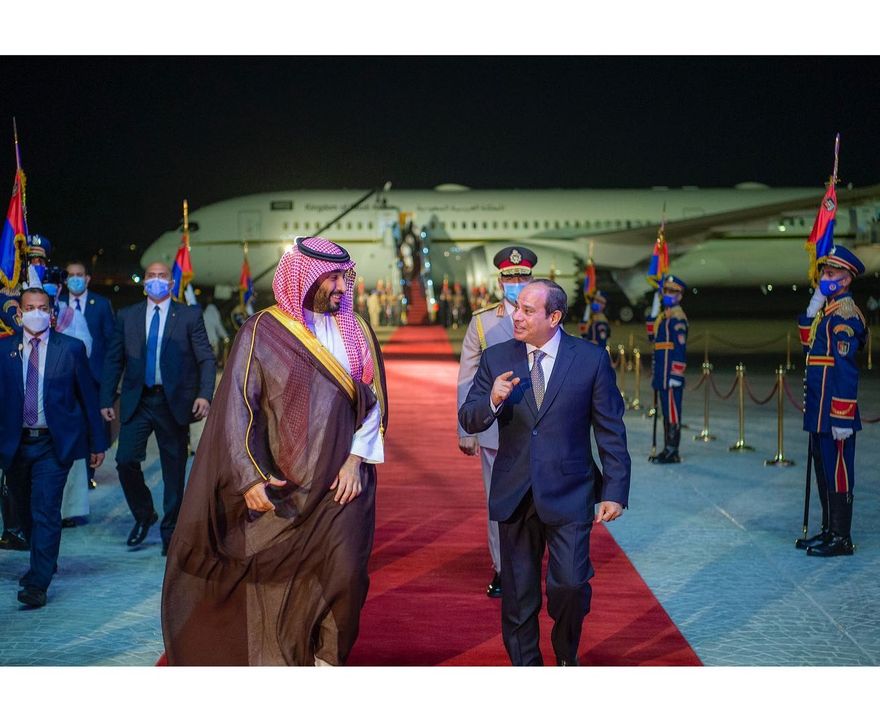 الرئيس المصري يستقبل ولي العهد السعودي بمطار القاهرة (واس)