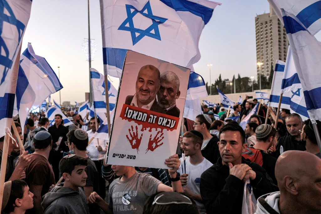 مظاهرة يمينية في القدس يوم 6 أبريل 2022 ، برفقة لافتات تصور زعيم حزب رام منصور عباس وصورة زعيم حركة حماس الإسلامية يحيى السنوار. (ا ف ب)