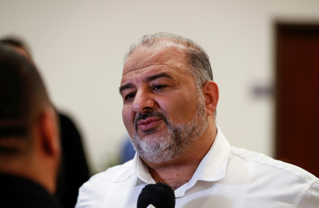 عضو الكنيست العربي الإسرائيلي ورئيس حزب التجمع الإسلامي المحافظ منصور عباس ، في الصورة في 4 نوفمبر 2021 (ا ف ب)