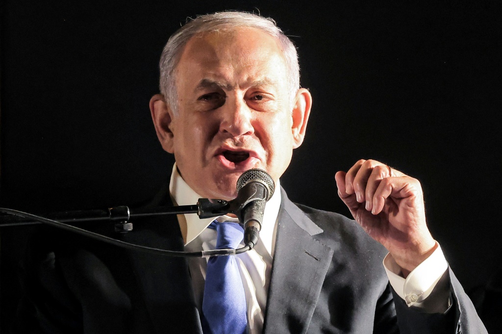    رئيس الوزراء الإسرائيلي السابق والزعيم الحالي للمعارضة بنيامين نتنياهو يتحدث خلال مظاهرة مناهضة للحكومة نظمها متظاهرون يمينيون إسرائيليون في القدس في 6 أبريل 2022 (ا ف ب)   